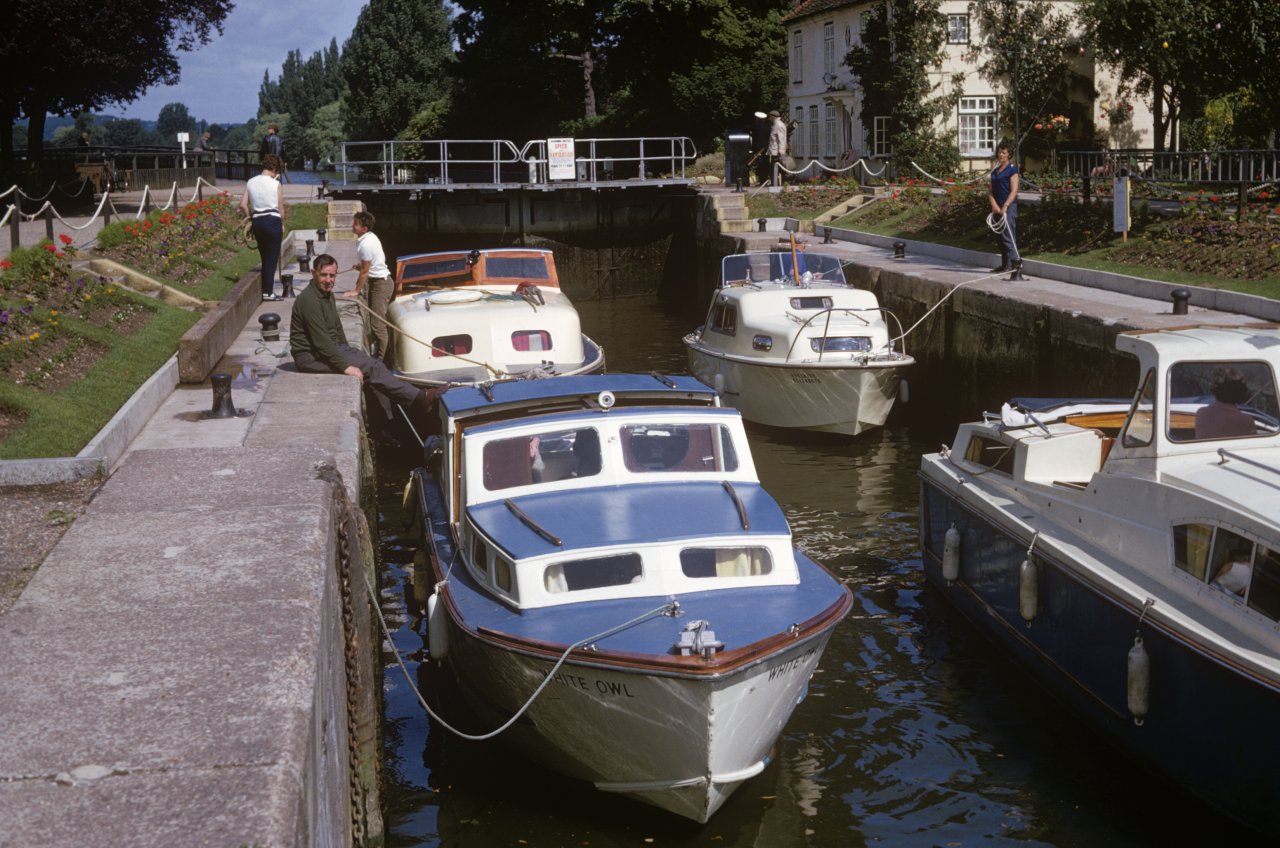 077 A-s canal boat triop with folks July 66-s